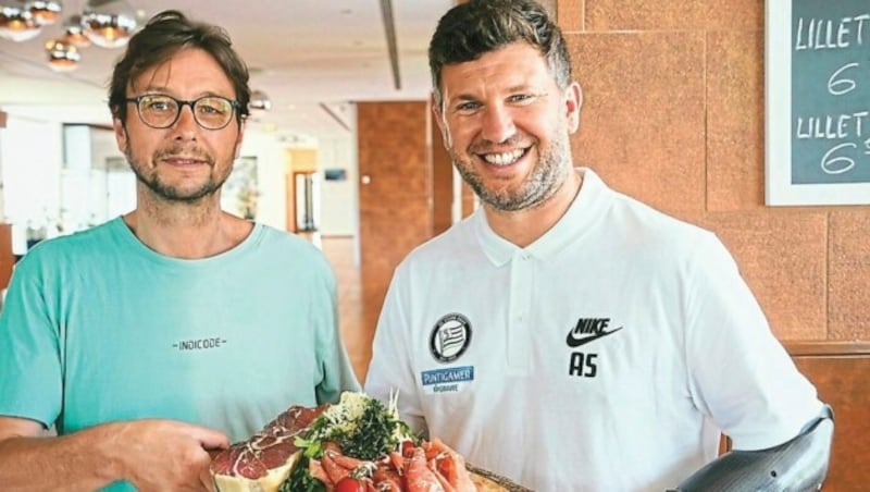 Für Sportchef Andreas Schicker gab es von der „Steirerkrone“ zum heutigen Geburtstag einen Serrano-Schinken. (Bild: Sepp Pail)