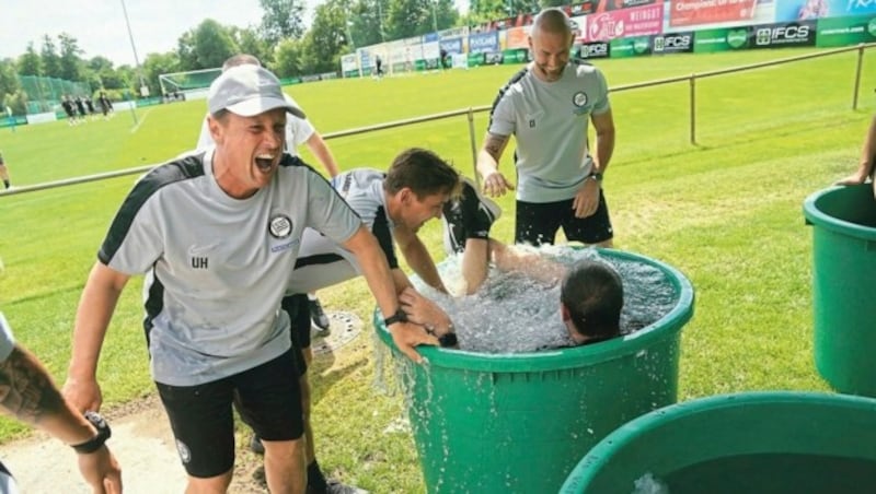 Hölzl, Ilzer und Co. warfen Bräutigam Stefan Haller in die Eistonne. (Bild: Sepp Pail)