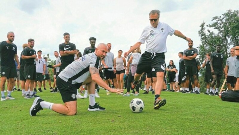 Präsident Christian Jauk und die Sturm-Familie duellierten sich beim Fußball-Golf. (Bild: Sepp Pail)