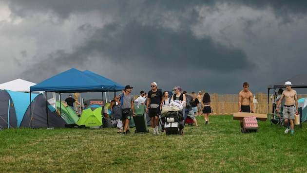 Die Stimmung auf den Zeltplätzen konnten Regen, Blitzschlag-Gefahr und Sturm aber nicht anhaltend trüben. (Bild: ANDREAS TROESTER)