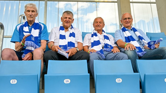 Legenden des Vereins auf der Tribüne: Juri Kottan, Ferdinand Milanovic, Heinz Hochhauser und ...