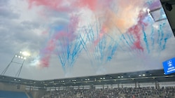 Zu Beginn der Eröffnungsfeier im Blau-Weiß-Stadion gab´s eine Pyroshow - und Regen (Bild: Dostal Harald)