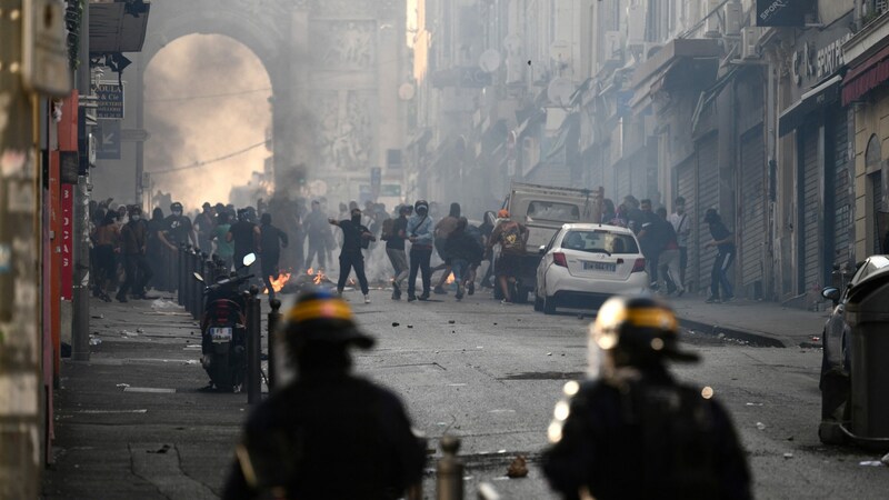 Vor allem in Paris kam es zu großen Unruhen. (Bild: AFP/CHRISTOPHE SIMON)