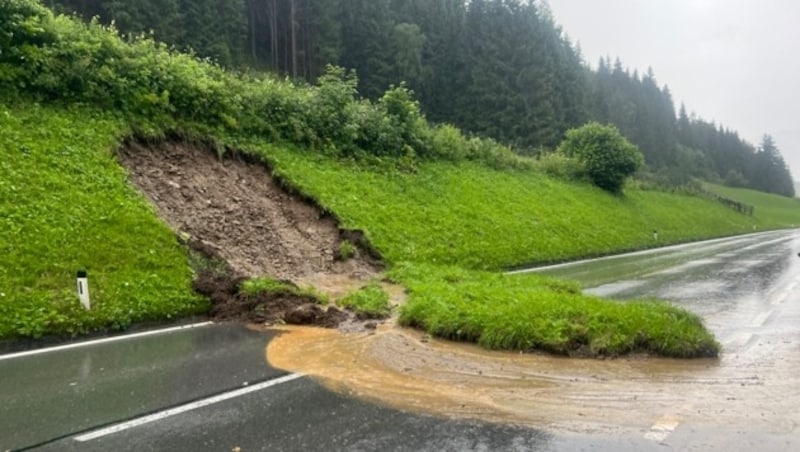 Wegen Starkregens setzte sich auch das Erdreich in Bewegung. (Bild: FF-Zederhaus - FF-Tamsweg)