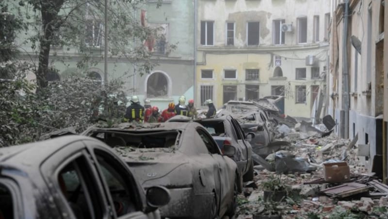 Bilder der Zerstörung nach dem Raketenangriff auf Lwiw im Westen der Ukraine. (Bild: AP)