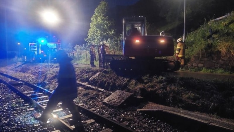 Nur mit einem Bagger konnte ein Durchlass von der Vermurung befreit werden. (Bild: Freiwillige Feuerwehr Ramingstein)