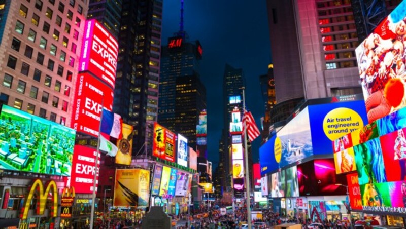 Pulsierendes Leben zu jeder Tages- und Nachtzeit am Times Square, dem Zentrum des als Broadway bezeichneten Theaterviertels von Manhattan. (Bild: antonel - stock.adobe.com)