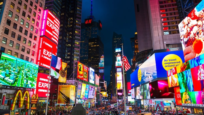 Pulsierendes Leben zu jeder Tages- und Nachtzeit am Times Square, dem Zentrum des als Broadway ...