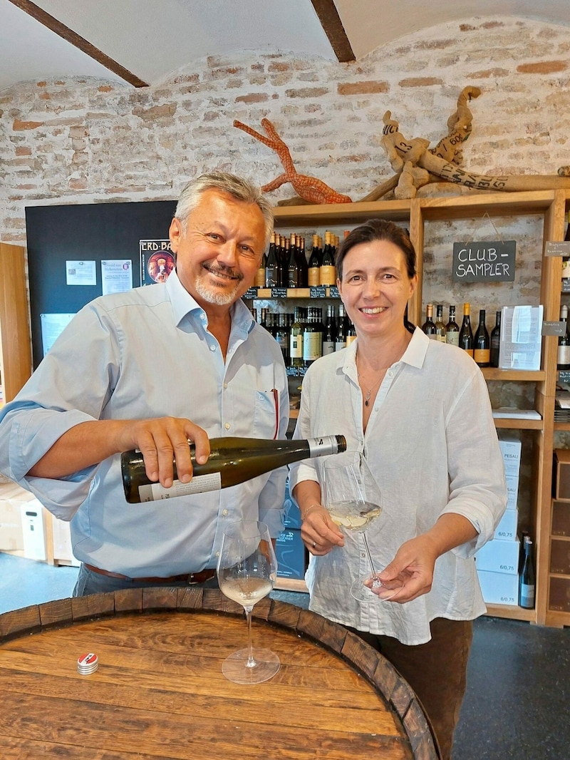 Nur ausgewählte Weine kommen ins Glas: Ehepaar Körner in ihrer Vinothek Schmittn (Bild: SYSTEM)