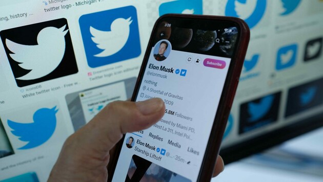 Das blaue Hakerl bei Twitter, das nun „X“ heißt, war bei den Nutzern lange heiß begehrt. (Bild: CHRIS DELMAS / AFP / picturedesk.com)