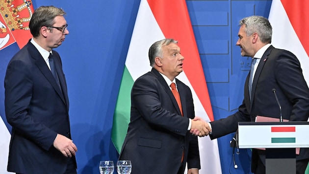 Der erste Gipfel fand in Budapest statt, diesmal empfängt Nehammer Premier Orban und Präsident Vucic in Wien - dagegen regt sich Protest. (Bild: APA/AFP/ATTILA KISBENEDEK)