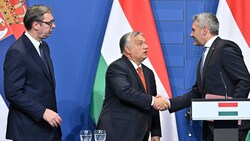 Der erste Gipfel fand in Budapest statt, diesmal empfängt Nehammer Premier Orban und Präsident Vucic in Wien - dagegen regt sich Protest. (Bild: APA/AFP/ATTILA KISBENEDEK)