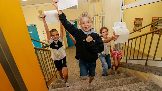 An der Volksschule Maxglan freuen sich die Kinder auf die Sommerferien (Bild: Tschepp Markus)