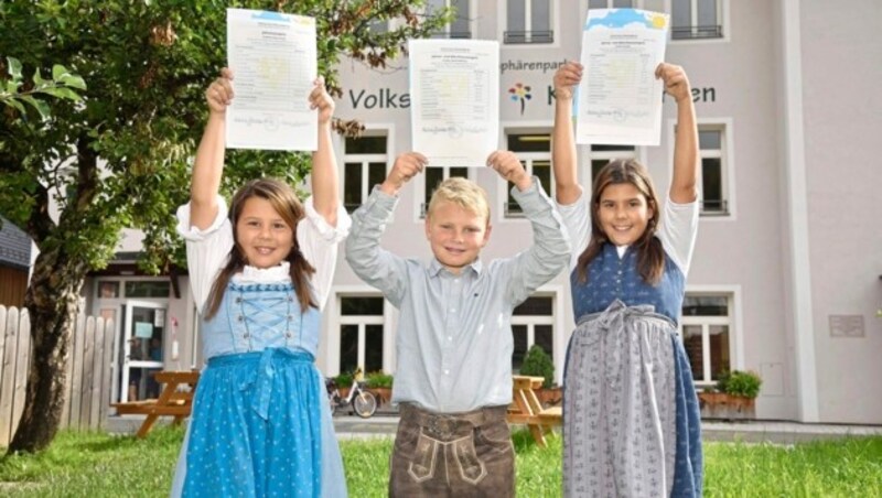 Clara (8), Jakob (10) und Annika (8) freuen sich in St. Michael im Lungau auf ihre Zeugnisse an der Volksschule Oberweißburg und die anstehenden Ferien (Bild: ROLAND_HOLITZKY)