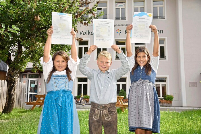 Clara (8), Jakob (10) und Annika (8) freuen sich in St. Michael im Lungau auf ihre Zeugnisse an ...