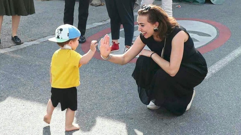 Einen jungen Fan, etwa im Alter ihres Sohnes, begrüßte die Minsterin mit „High Five“. (Bild: Judt Reinhard)