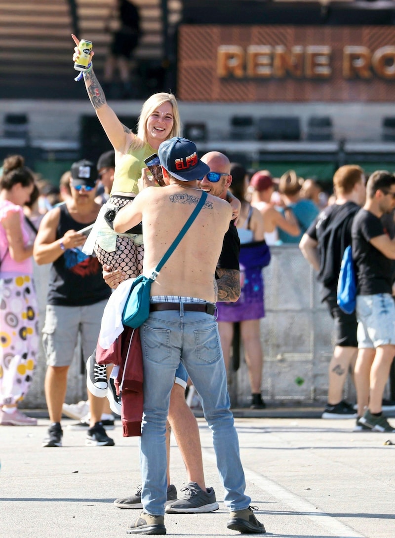 Hartgesottene zieht es schon in der Hitze zur Bühne. (Bild: ANDREAS TROESTER)