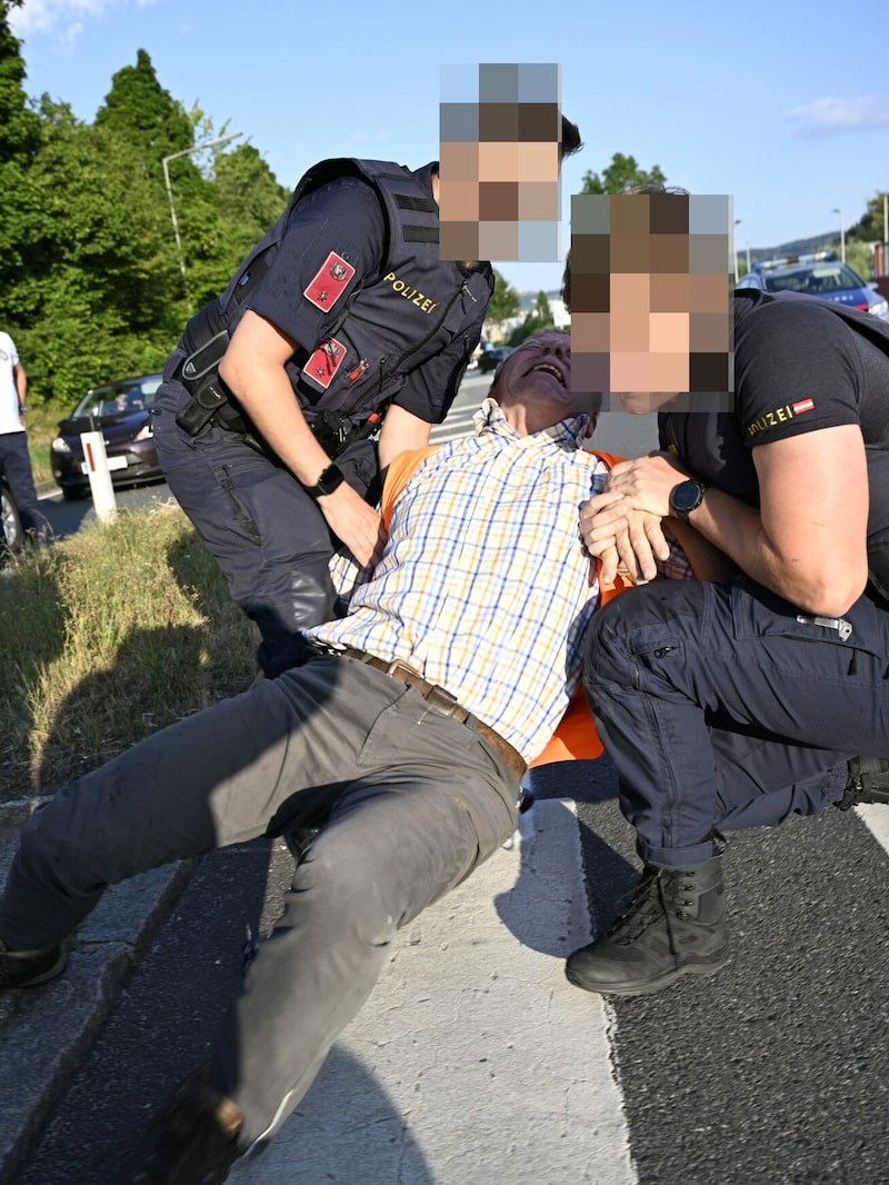 Auch die Polizei stand wieder im Einstz um die Versammlung aufzulösen. (Bild: Letzte Generation Österreich, Krone KREATIV)