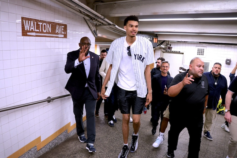 Hier sieht man Wembanyama mit seinem Sicherheitsteam vor wenigen tagen in New York. (Bild: www.viennareport.at)