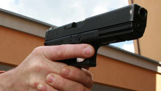Policja skonfiskowała łudząco prawdziwie wyglądający pistolet pneumatyczny. (Bild: zoom.tirol)