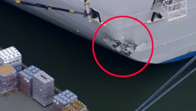 Im Hafen von San Francisco ist am Donnerstag ein Kreuzfahrtschiff mit einem Pier kollidiert. Bei der Kollision entstand an der Backbordseite des Hecks deutlicher Schaden (rot markiert) (Bild: kameraOne (Screenshot), krone.at-Grafik)