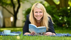 Melanie Hofinger stellt die von ihr geführte Buchhandlung breiter auf. Die Zusammenarbeit mit Illustratorin Barbara Schauer eröffnet neue Wege. (Bild: Markus Wenzel)