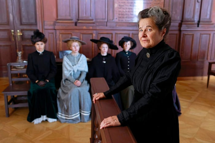 Maria Hofstätter spielt die resolute Puffmadame Regine Riehl