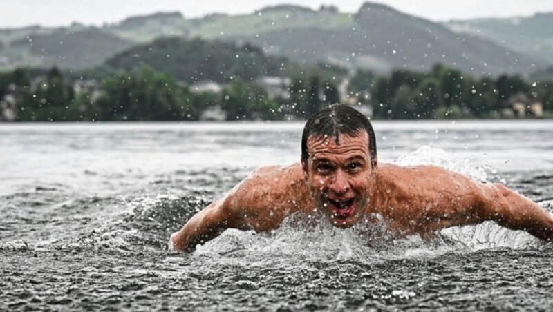 Markus Rogan zeigte der „Krone“ seine noch vorhandenen Schwimmkünste. (Bild: Markus Wenzel)