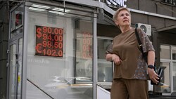 Anzeige des Wechselkurses in Moskau: Kurzzeitig war ein Euro sogar mehr als 100 Rubel wert. (Bild: APA/AFP/NATALIA KOLESNIKOVA)