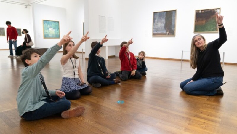 Bei einer exklusiven Führung unternehmen die Kinder einen spannenden (und an heißen Tagen gut gekühlten) Streifzug durch die jüngere Kunstgeschichte - im LEOAtelier dürfen sie dann selbst kreativ werden. (Bild: Jonas Thiller)