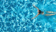 Egal ob im Pool, See oder Meer: Schwimmen tut Körper und Seele gut. (Bild: stock.adobe.com, Krone KREATIV)