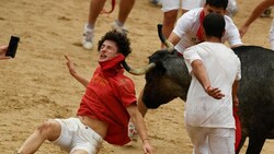 In Pamplona findet derzeit wieder der jährliche Stierkampf statt. Fünf junge Männer wurden bisher verletzt. (Bild: AFP)