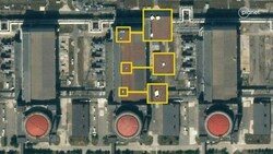 Laut Angaben aus Kiew soll Russland auf zwei Dächern des AKWs „sprengstoffähnliche Gegenstände“ (gelb markiert) angebracht haben. (Bild: Planet Labs PBC via AP)