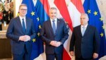 desde la izquierda: el presidente serbio, Aleksandar Vucic, el canciller Karl Nehammer y el primer ministro húngaro, Viktor Orban, el viernes en Viena (Imagen: APA/GEORG HOCHMUTH)
