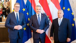 von links: Der serbische Präsident Aleksandar Vucic, Bundeskanzler Karl Nehammer und der ungarische Ministerpräsident Viktor Orban am Freitag in Wien (Bild: APA/GEORG HOCHMUTH)