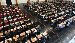 In Innsbruck kamen 2334 Bewerber zum Aufnahme-Test für die Medizin-Uni (Bild: Amir Beganovic)