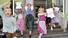 Die Schüler an der Volksschule Mauterndorf im Lungau haben sich zum Schulschluss schick gemacht und freuen sich über ihr Zeugnis. (Bild: Holitzky Roland)