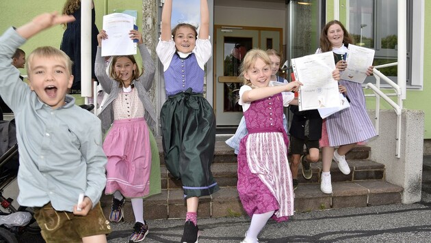 Die Schüler an der Volksschule Mauterndorf im Lungau haben sich zum Schulschluss schick gemacht und freuen sich über ihr Zeugnis. (Bild: Holitzky Roland)