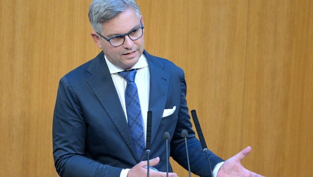 Finanzminister Brunner bei der Fragestunde im Nationalrat (Bild: APA/ROLAND SCHLAGER)