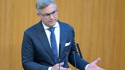 Finanzminister Brunner bei der Fragestunde im Nationalrat (Bild: APA/ROLAND SCHLAGER)