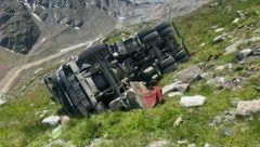 Rund 40 Meter stürzte der Lkw ab. Der Lenker rettete sich durch einen Absprung. (Bild: zoom.tirol)