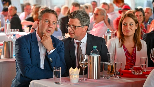 Hier sollte eigentlich ein Foto von Andreas Babler (li.) mit Klaus Luger zu sehen sein. Doch der Bürgermeister kam nicht zur Roten Nacht. Ihn vertrat Tina Blöchl (re.). Auch Michael Lindner (Mitte) nahm an dem Event teil und ließ sich mit dem neuen Parteichef ablichten. (Bild: Dostal Harald)