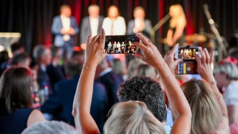 Viele Genossen wollten ein Foto von dem neuen Parteichef machen. (Bild: Dostal Harald)