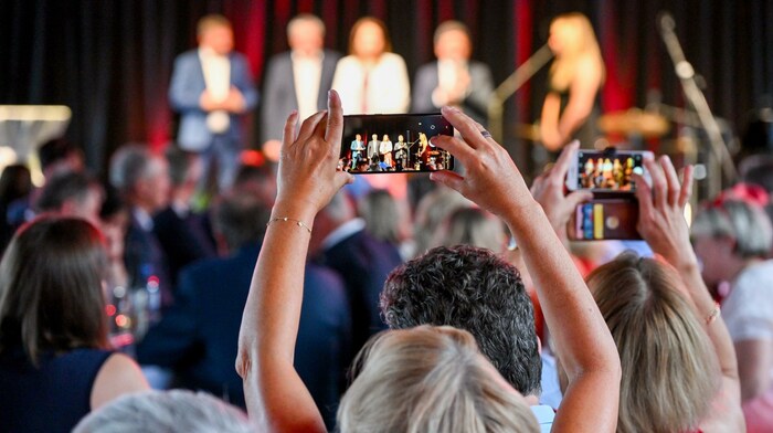 Viele Genossen wollten ein Foto von dem neuen Parteichef machen.