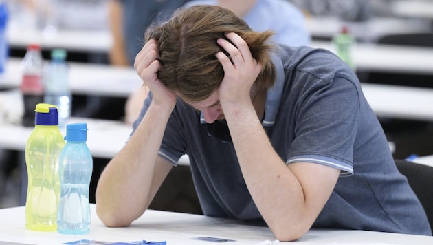 Wie es für sie weitergeht, wenn das Stipendium tatsächlich ausläuft, wissen viele ukrainische Studenten nicht (Symbolbild). (Bild: APA/ROBERT JAEGER)