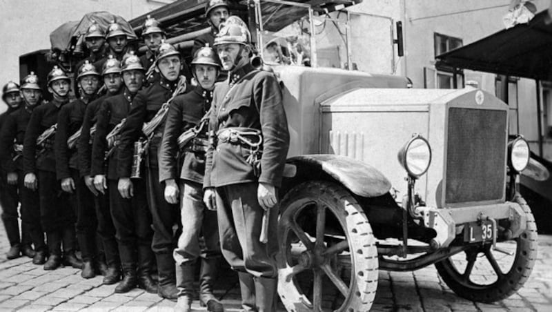 Die Linzer Berufsfeuerwehr im Gründungsjahr 1933. (Bild: Archiv der Stadt Linz)