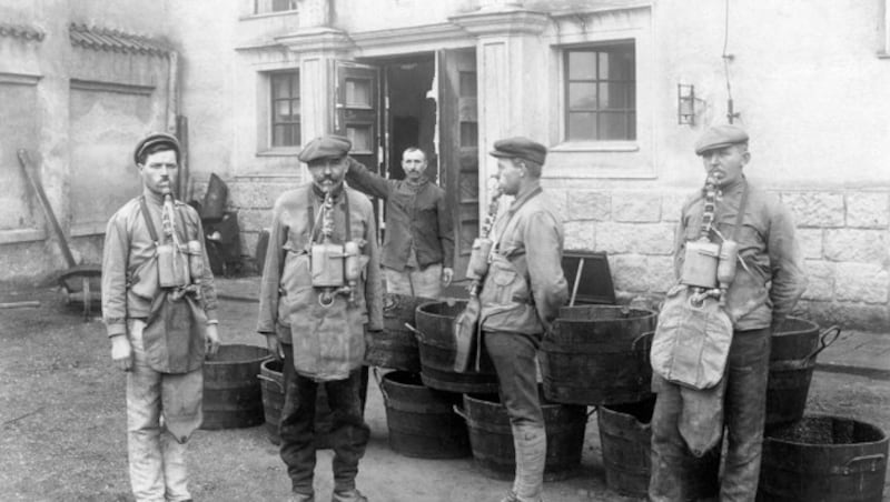 Atemschutzübung der freiwilligen Feuerwehr Linz im Jahr 1900. Alarm ertönte zu dieser Zeit durch den Klang von Feuer- schellen und durch Hornsignale. (Bild: Archiv der Stadt Linz)