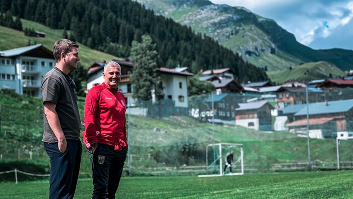 Ein Bild aus glücklicheren Tagen: Sportdirektor Alexander Schneider (li.) und Trainer Markus ...