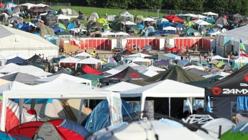 Auf engstem Raum stehen die Zelte am Campingplatz zusammen. (Bild: ANDREAS TROESTER)