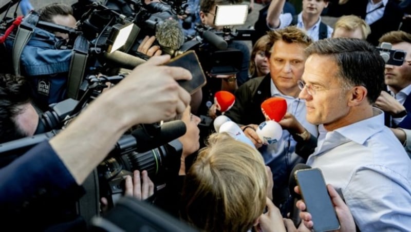 Rutte stellt sich in Den Haag der Presse. (Bild: APA/AFP/ANP/Robin UTRECHT)